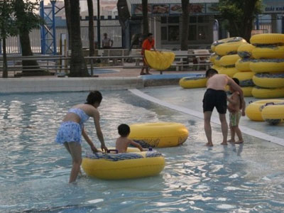 Công viên nước "vắng hoe" trong ngày miễn phí tiếp theo