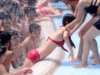 Hỗn loạn tại công viên nước: Người nước ngoài kêu "ối giời ơi!"
