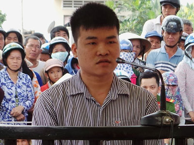 Kẻ giết 3 xe ôm cười lớn khi bị tuyên tử hình