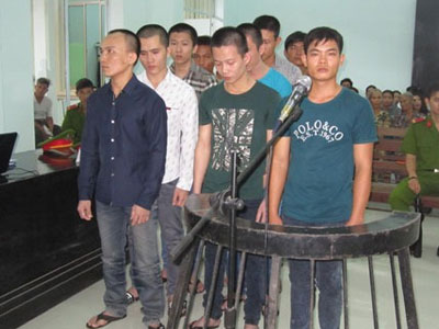 Trai làng rủ nhau truy sát bà chủ quán cafe