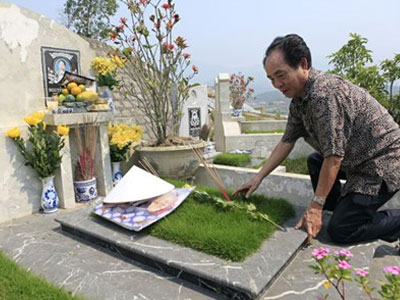 Lạ lùng: Tết Thanh minh, đi tảo mộ cho chính mình