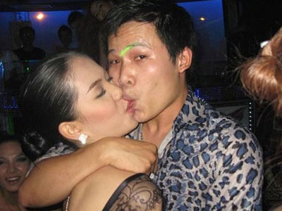 Ngọc Trinh nói gì về bức ảnh khóa môi Vũ Khắc Tiệp?