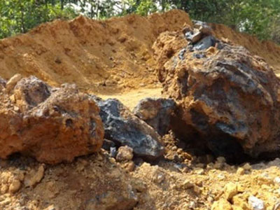 Đào tung quả đồi tìm "đá lạ", chính quyền không biết?