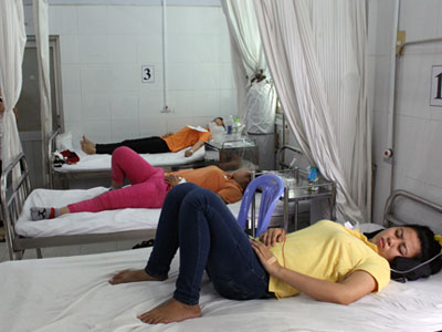 Hơn 300 người nhập viện sau bữa cơm gà