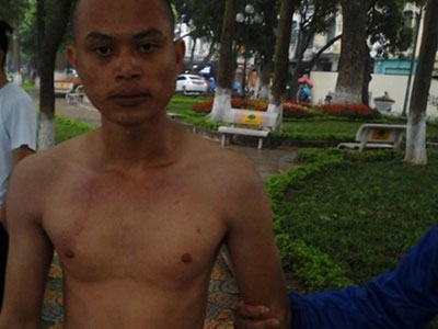 “Ngáo đá” tưởng mình là...rái cá, nam thanh niên hùng hục bơi ra tháp Rùa
