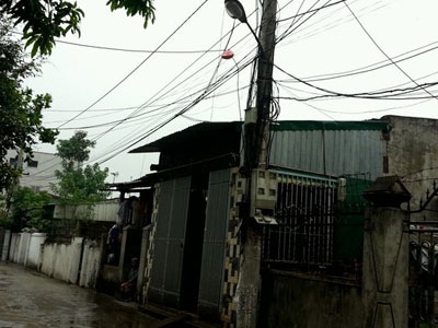 Thanh niên leo lên cột điện ngồi, đi lại trên dây điện suốt 12 giờ