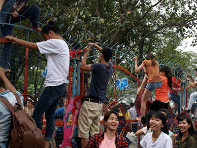 Bí thư Hà Nội "phát cáu" về vụ trèo vào công viên nước Hồ Tây