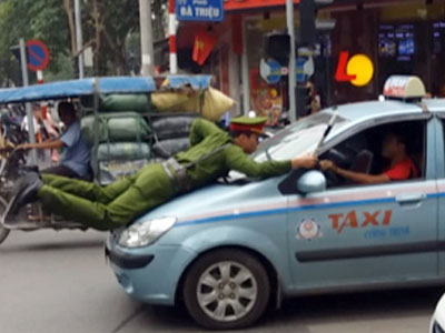 Cảnh sát bám cần gạt nước taxi