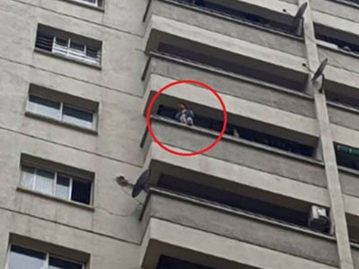 Cứu bé trai đứng ban công tầng 12 khóc đòi bố mẹ