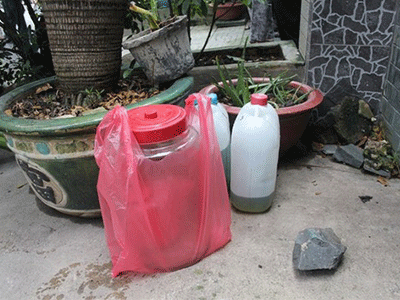 TP HCM: Đang đi trên đường, hai vợ chồng bị tạt axit