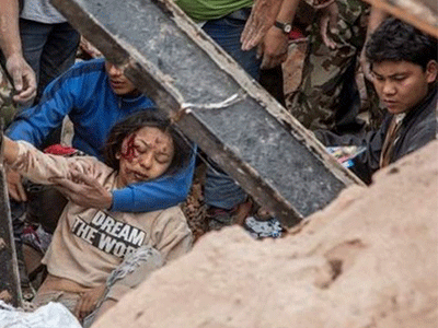 Tìm thấy 180 thi thể dưới tòa tháp đổ vì động đất Nepal