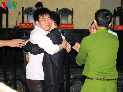 Toà tuyên vô tội, luật sư và bị cáo ôm nhau khóc