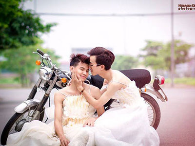 2 chàng trai gây sốt với bộ ảnh cưới "không chú rể"