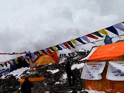 Động đất Nepal: Nhờ... bị trộm tiền, 9 người thoát chết