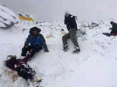 Không còn đường xuống, nhiều người mắc kẹt trên đỉnh Everest