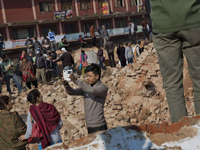 Nepal: Chụp ảnh "tự sướng" tại nơi động đất gây phẫn nộ