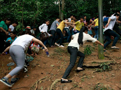 Nghẹt thở luồn rừng, leo núi lên Đền Hùng