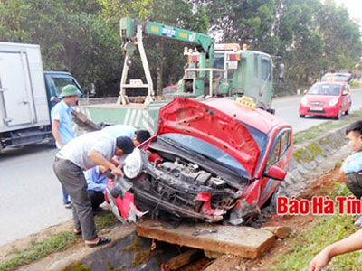 Tài xế ngủ gật, xe lao xuống mương như phim