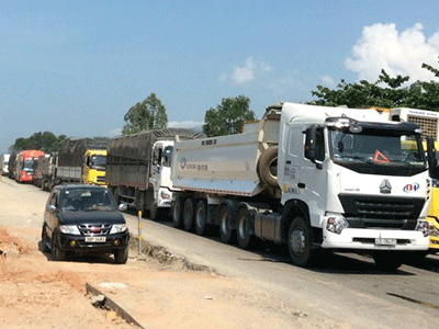 Kẹt xe ở đèo Phước Tượng: đã dời xe container chết máy