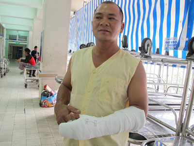 Tài xế xe tải chém tài xế xe khách gần lìa tay vì "bấm còi xin vượt"