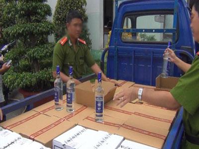Dùng cồn và nước lã sản xuất rượu Vodka Hà Nội