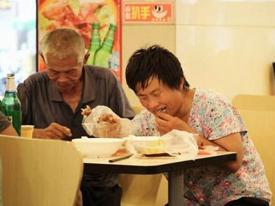 Kiếm trăm triệu/tháng, "đại gia" ăn mày chỉ ăn ở nhà hàng 5 sao
