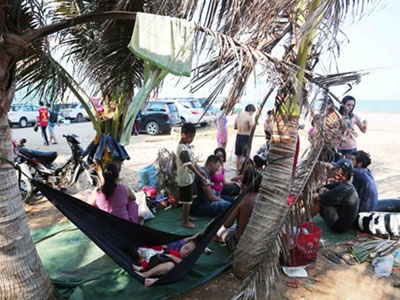 Nhà nghỉ, khách sạn quá tải, khách qua đêm ở vìa hè