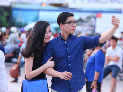 Giới trẻ Sài Gòn hào hứng pose hình tại phố đi bộ Nguyễn Huệ