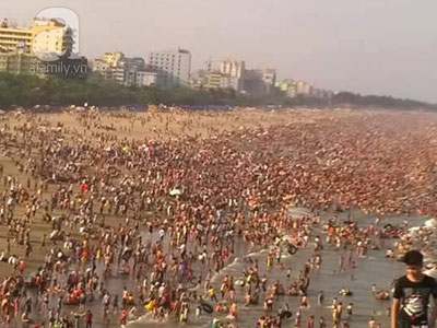 Mướt mồ hôi chen nhau đi tắm biển Sầm Sơn