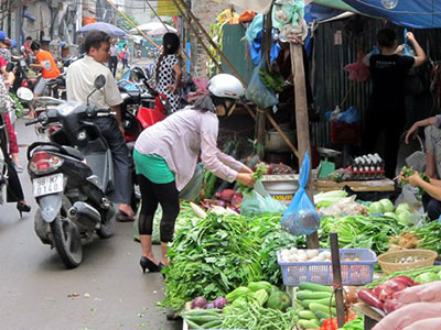 Nắng nóng: Gái sang chảnh thuê người đi chợ