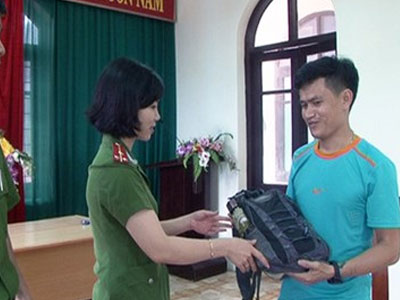 Tài xế taxi trả lại 75 triệu đồng cho khách để quên