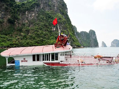 Tàu chở 48 du khách bị đâm chìm trên vịnh Hạ Long