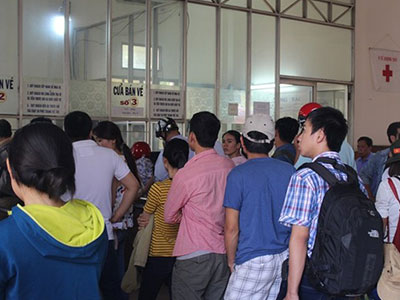 Tàu, xe chật kín khách sau kỳ nghỉ dài ngày