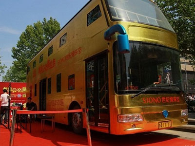Lóa mắt với xe buýt hai tầng dát vàng