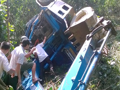 Máy xúc lộn nhào xuống vực, đè chết tài xế