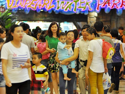 Người dân Thủ đô ùn ùn kéo vào “trốn nắng” trong Trung tâm thương mại
