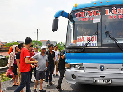 Nhà xe đuổi cả chục khách xuống đi bộ để tránh cảnh sát