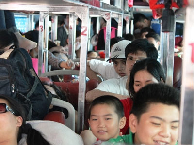 Xe khách giường nằm nhồi 111 người dưới trời nắng 37 độ C