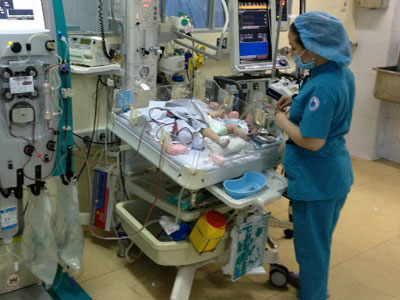 50 giờ lọc máu cứu cháu bé 5 ngày tuổi