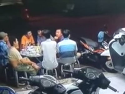 Clip: 8 người ngồi nhậu ở vỉa hè bị xe máy tông