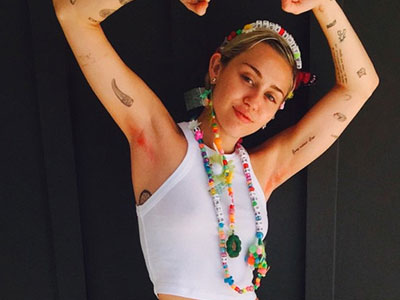 Miley Cyrus chạy theo trào lưu nhuộm lông nách hồng