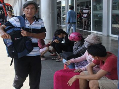 Tàu xe dịp nghỉ lễ: Chặt chém, nhồi nhét hoành hành