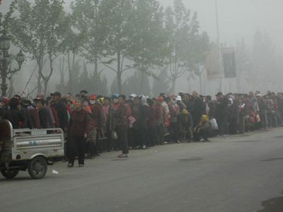10.000 người xếp hàng dài 2km để nhận gạo và dầu ăn miễn phí