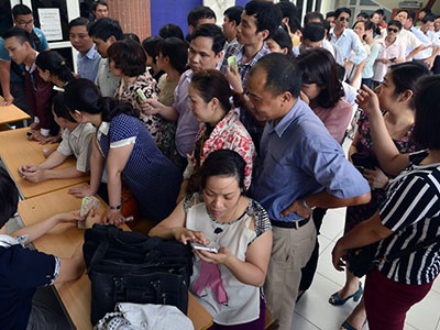 Hàng trăm người chen lấn mua hồ sơ lớp 6 trường nổi tiếng