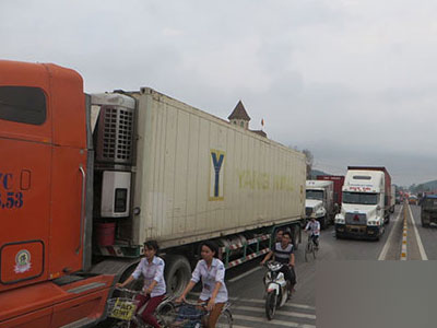 QL1A ùn tắc nghiêm trọng do 3 xe tải va chạm liên hoàn