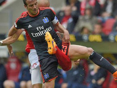 Tuyển thủ Colombia gẫy lìa chân vì đá vào Van der Vaart