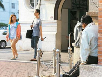 Chàng trai si tình "đóng đô" ở ga tàu chờ người yêu suốt 20 năm