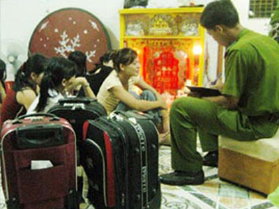 Cứu bốn cô gái khỏi nhóm buôn người trước giờ lên máy bay