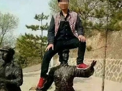 Du khách Trung Quốc cưỡi đầu, sàm sỡ tượng thiêng