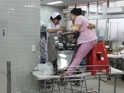 Mang bàn tay dập nát kẹt trong máy xay thịt đến bệnh viện